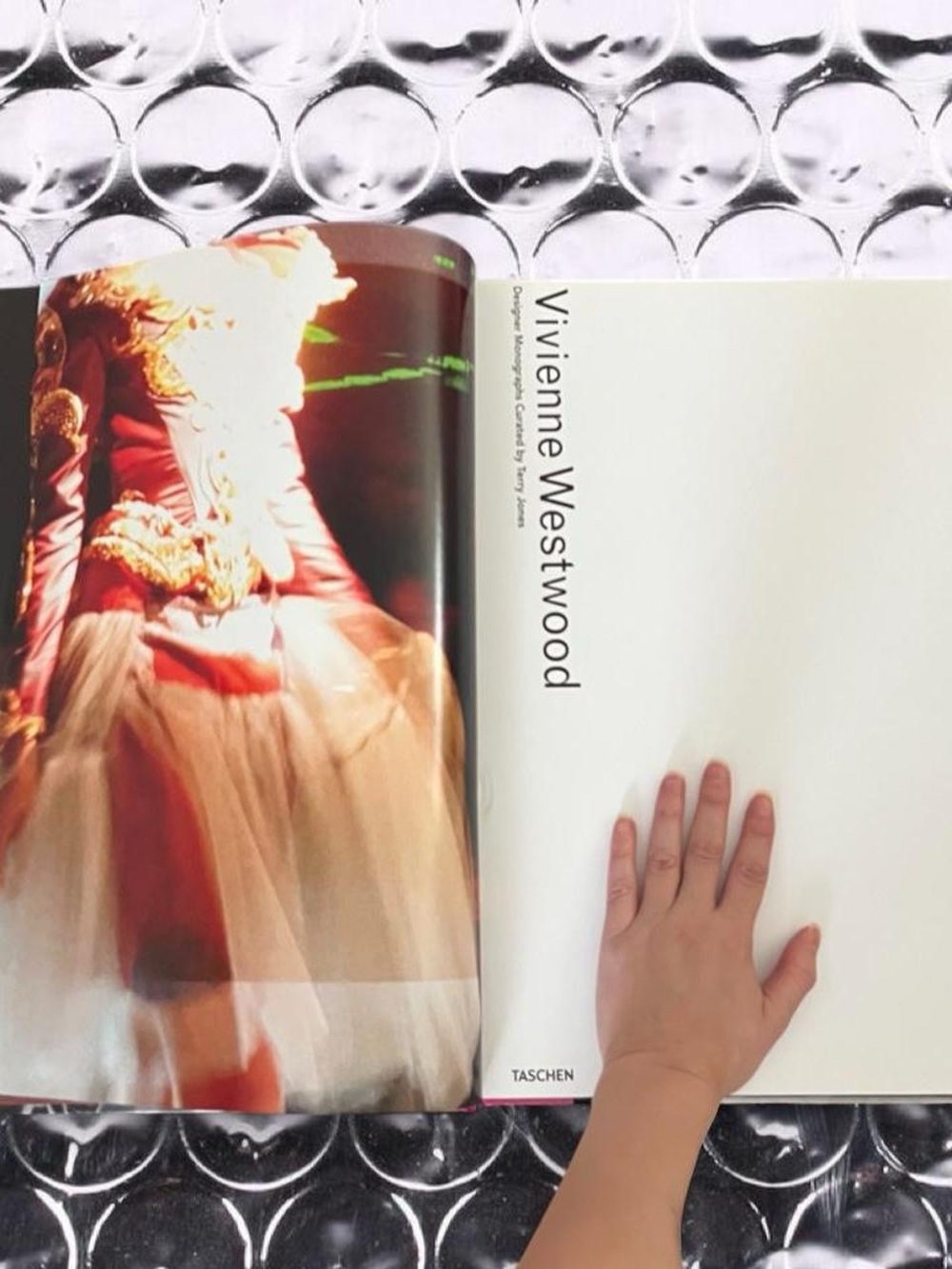 ULTRA RARE Vivienne Westwood GIANT Taschen coffee table book • hardcover •
2012 - Picture 8 of 8